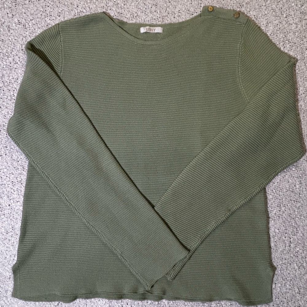 Lissy pastel green ribbed lightweight sweater w gold buttons OS